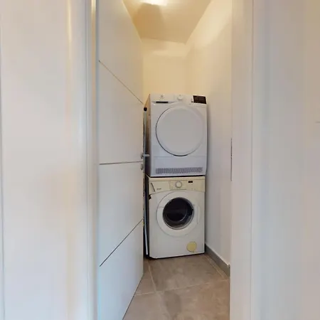 House Tolesa Σπλιτ